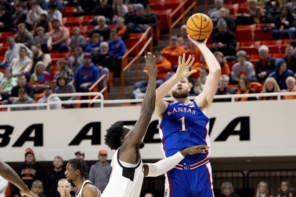 Hunter Dickinson scores 21 as No. 3 Kansas cruises past Oklahoma